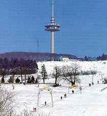 Hoherodskopf (776 m über NN) mit Skilift und Fernsehturm